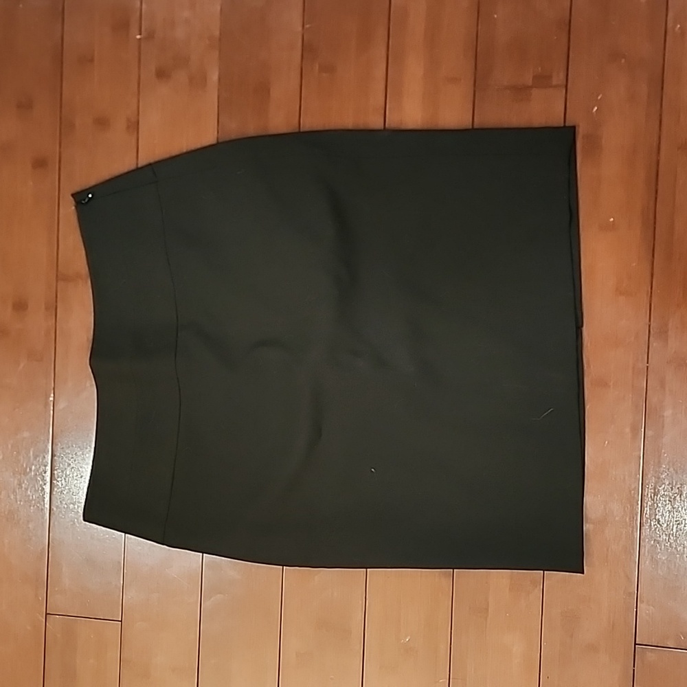 The Limited Black suiting pencil skirt Size 8 NWT